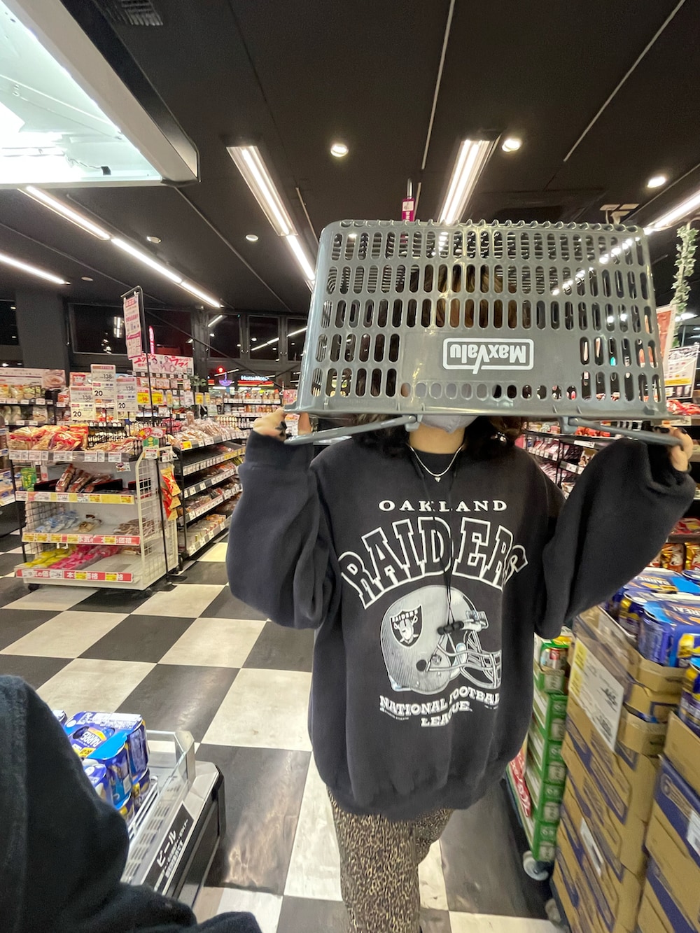 グリーン系のパーカー、グレー系のペットグッズ、グリーン系のペットグッズを着用したレディースの冬コーディネートの2枚目の写真