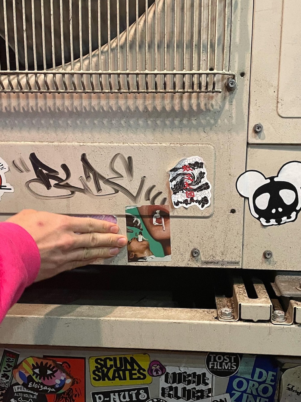 イエロー系のスニーカー、ベージュ系のチノパンツ、グリーン系のジャケット/アウターを着用したレディースの秋コーディネートの2枚目の写真