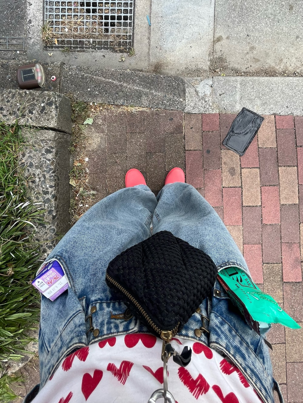 ブルー系のデニムパンツ、ピンク系のブーツ、ベージュ系のシャツ/ブラウスを着用したレディースの夏コーディネートの2枚目の写真