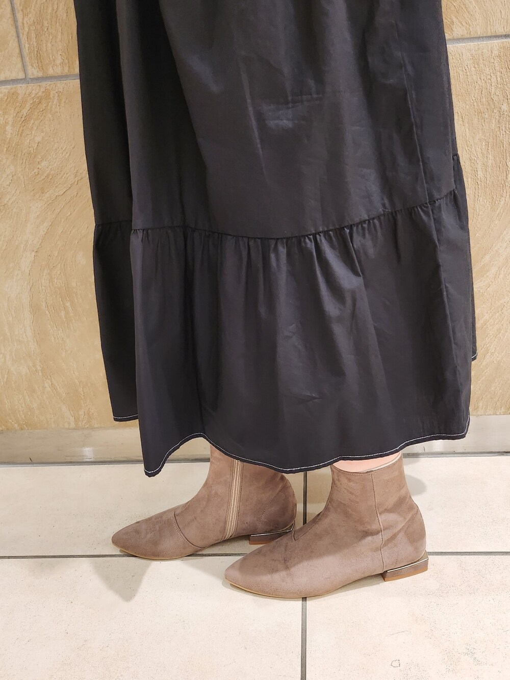 グレー系のブーツを着用したレディースの冬コーディネートの3枚目の写真