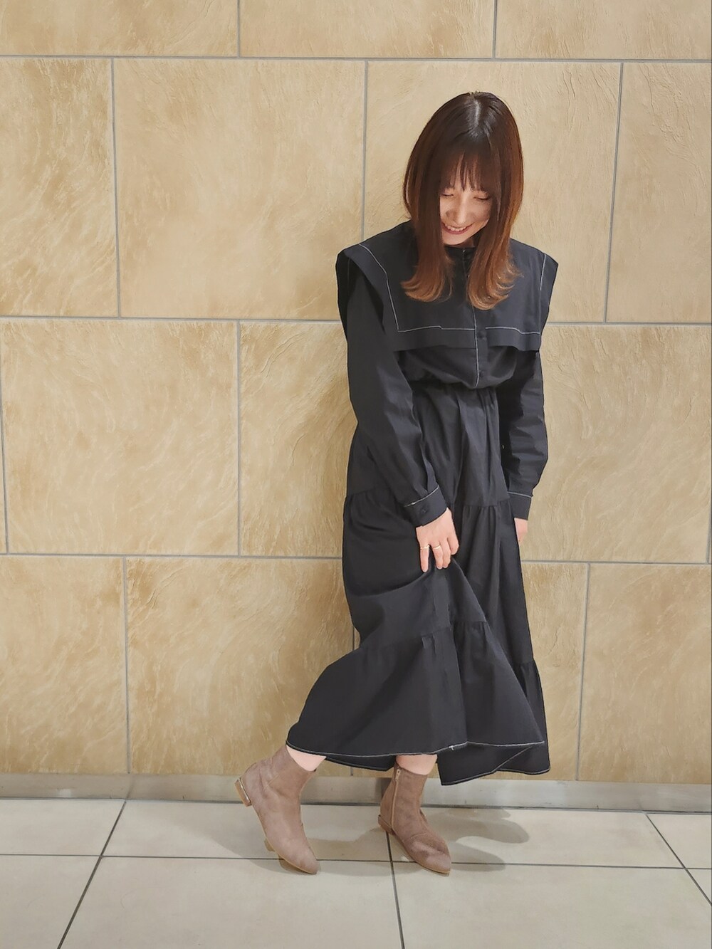 グレー系のブーツを着用したレディースの冬コーディネートの2枚目の写真