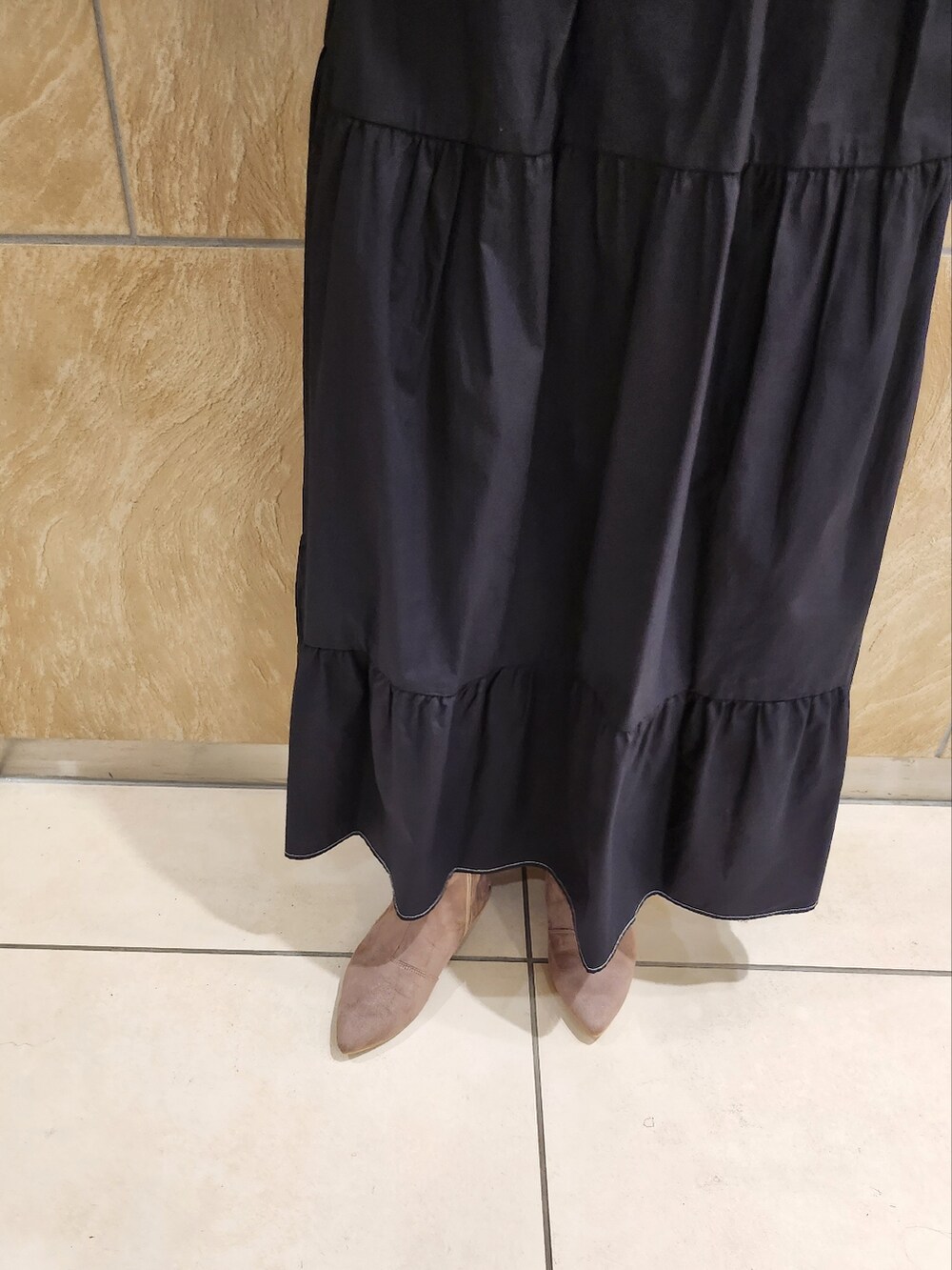 グレー系のブーツを着用したレディースの冬コーディネートの4枚目の写真