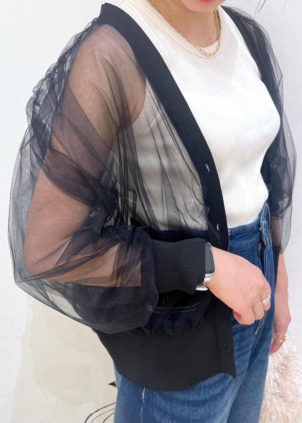 ブラック系のカーディガン/ボレロ、ブラック系のバレエシューズ、ベージュ系のハンドバッグを着用したレディースの秋コーディネートの6枚目の写真