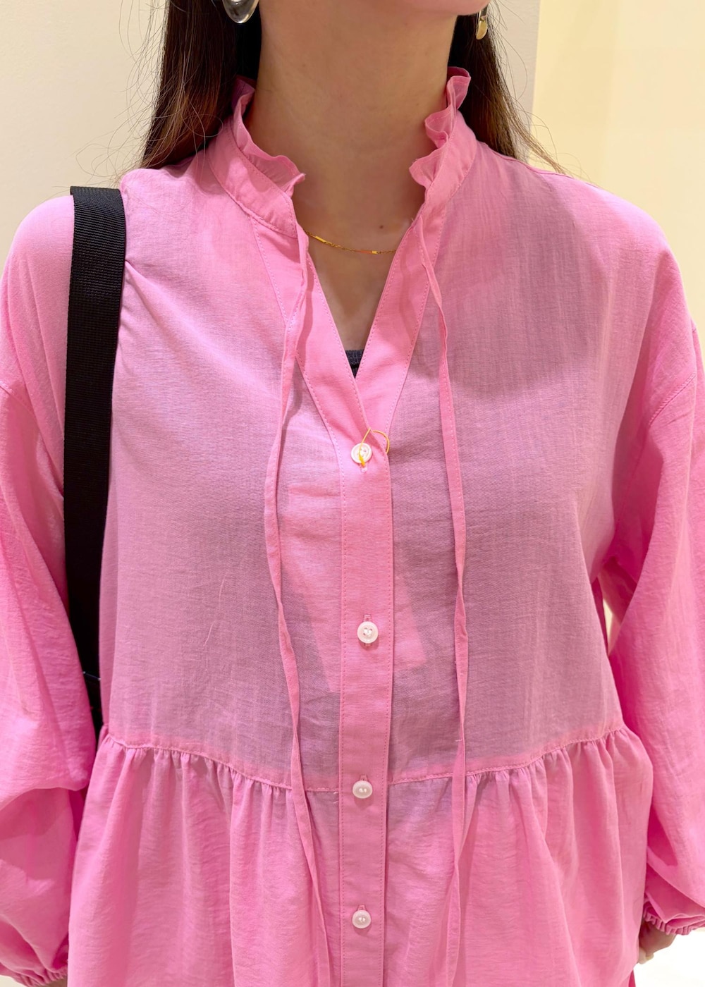 ホワイト系のスカート、ピンク系のシャツ/ブラウス、ブラック系のショルダーバッグを着用したレディースの春コーディネートの4枚目の写真