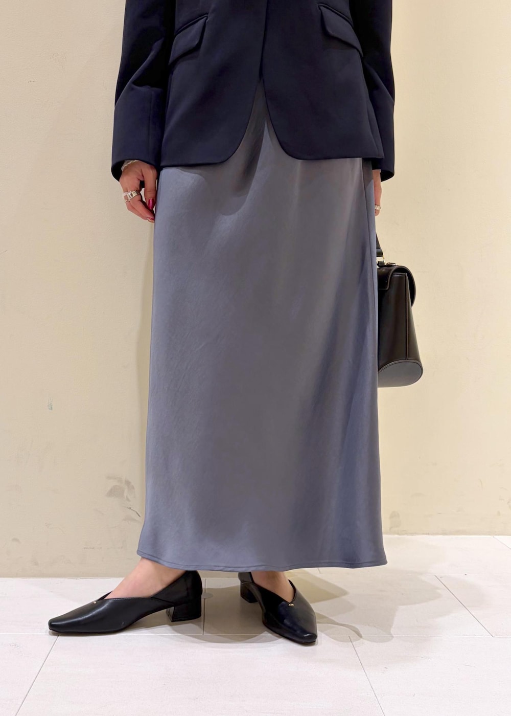 ホワイト系のシャツ/ブラウス、ブルー系のノーカラージャケット、ブラック系のショルダーバッグを着用したレディースの冬コーディネートの8枚目の写真