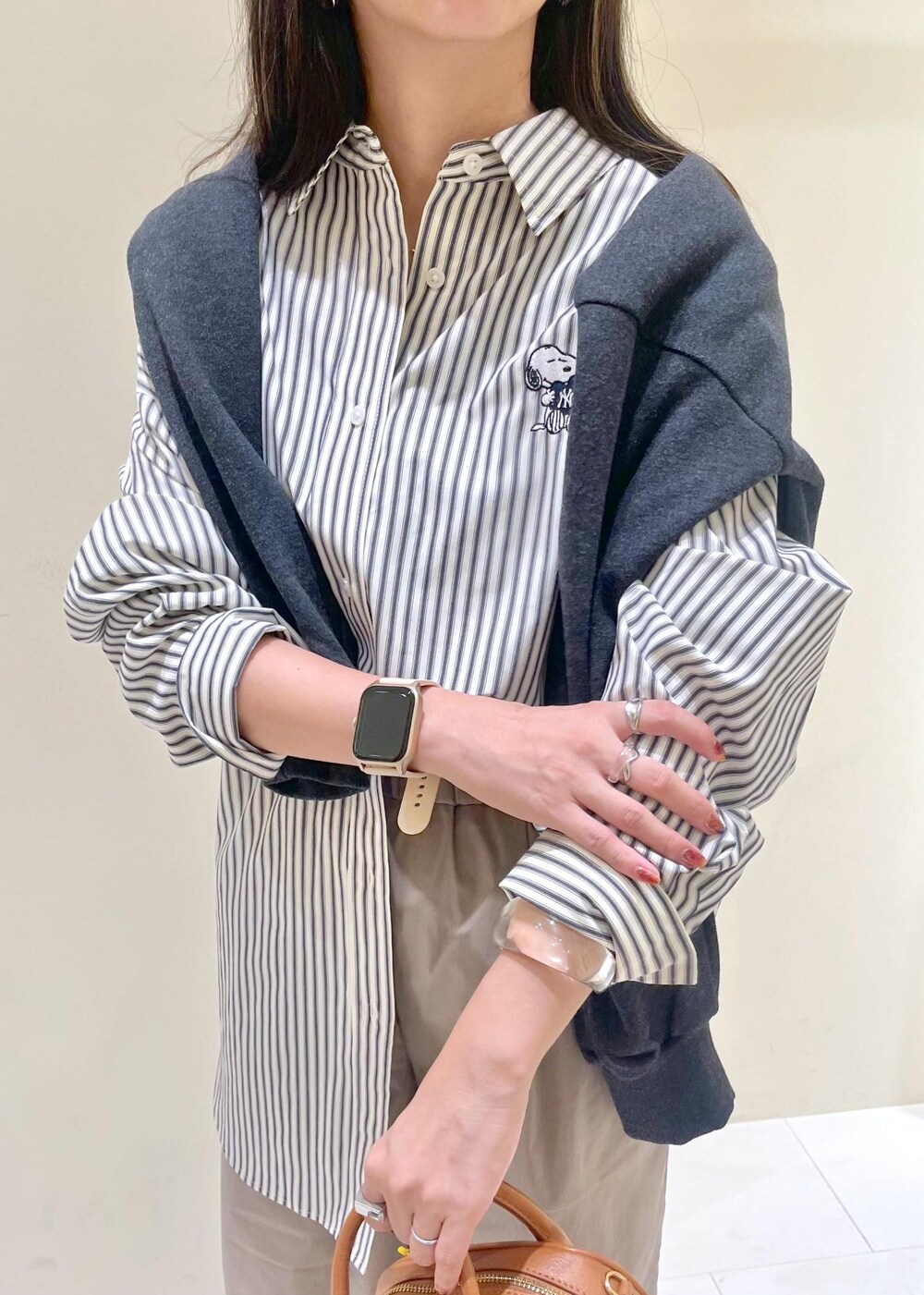 ブラック系のローファー、ベージュ系のその他パンツ、ホワイト系のシャツ/ブラウスを着用したレディースの秋コーディネートの5枚目の写真