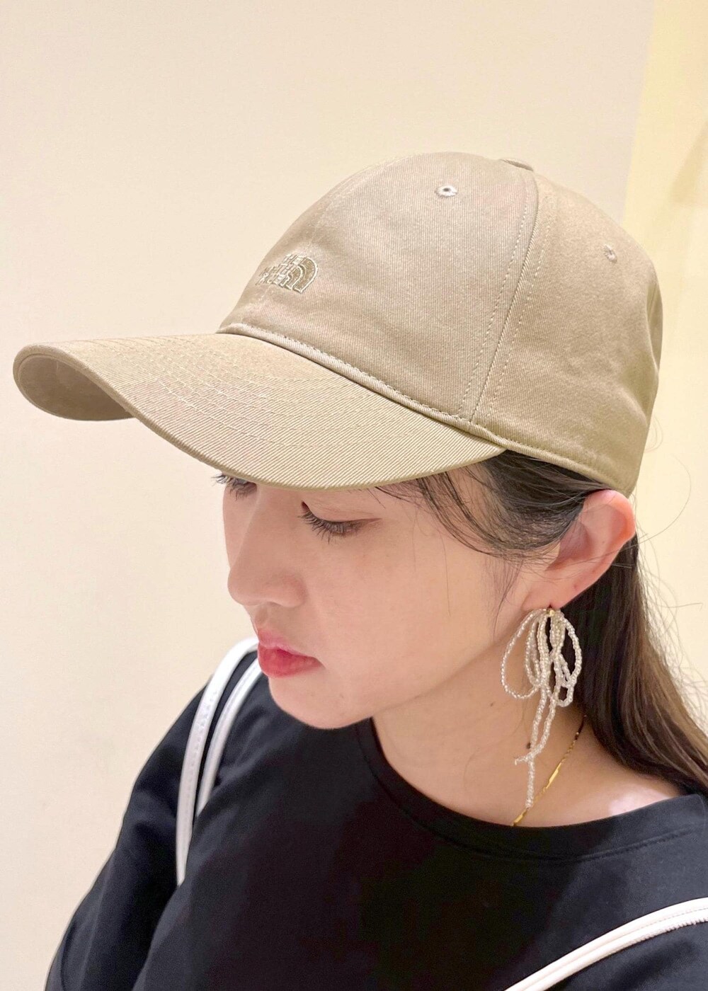 ホワイト系のスカート、ブラック系のTシャツ/カットソー、グレー系のその他パンツを着用したレディースの夏コーディネートの6枚目の写真