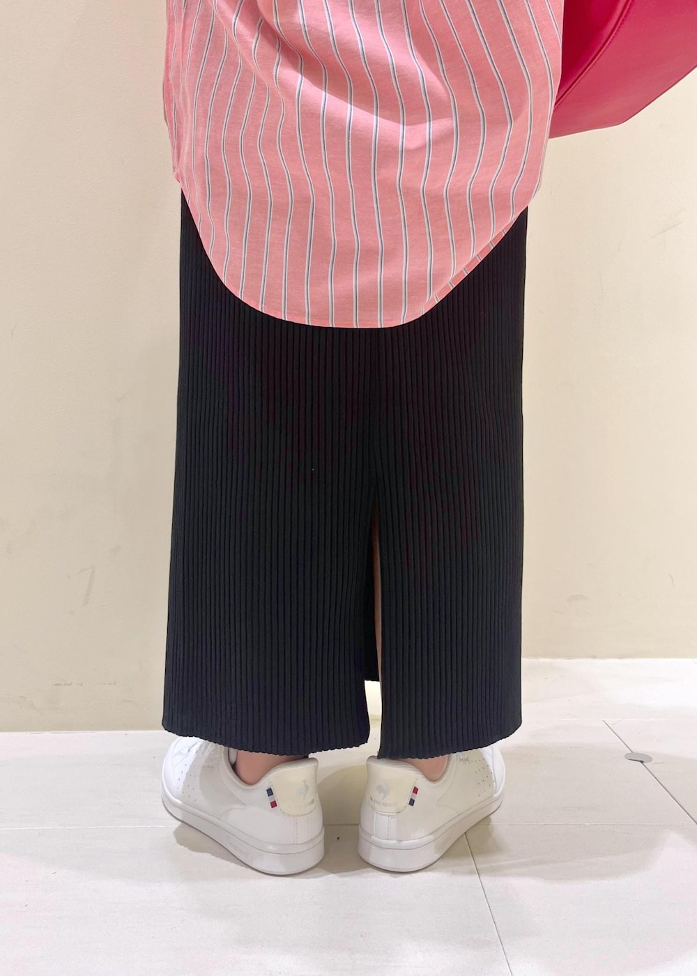 レッド系のトートバッグ、ブラック系のスカート、レッド系のシャツ/ブラウスを着用したレディースの春コーディネートの8枚目の写真