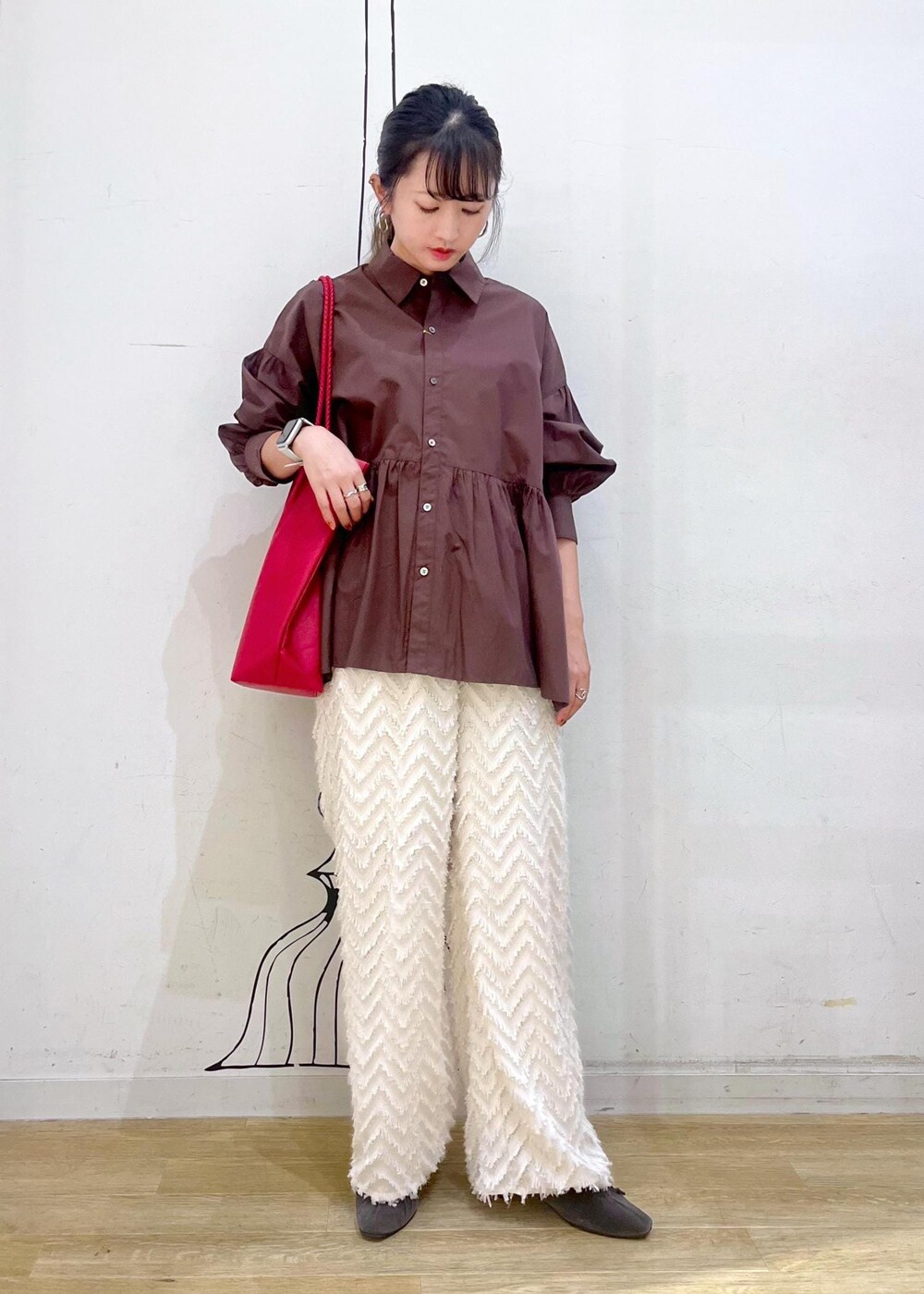 ブラウン系のシャツ/ブラウス、グレー系のパンプス、ベージュ系のその他パンツを着用したレディースの秋コーディネートの3枚目の写真