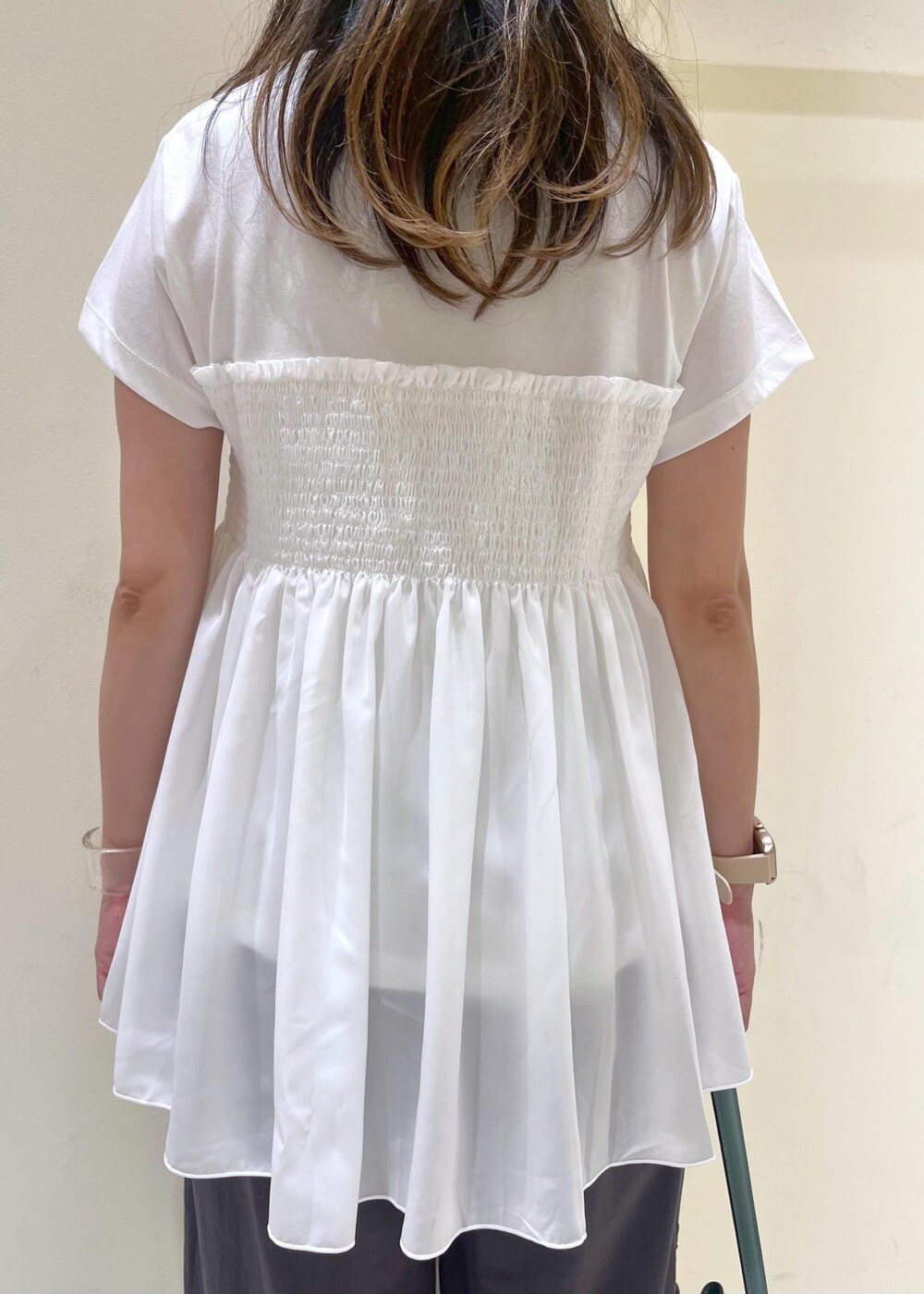 ブルー系のショルダーバッグ、グレー系のその他パンツ、ゴールド系のサンダルを着用したレディースの夏コーディネートの7枚目の写真