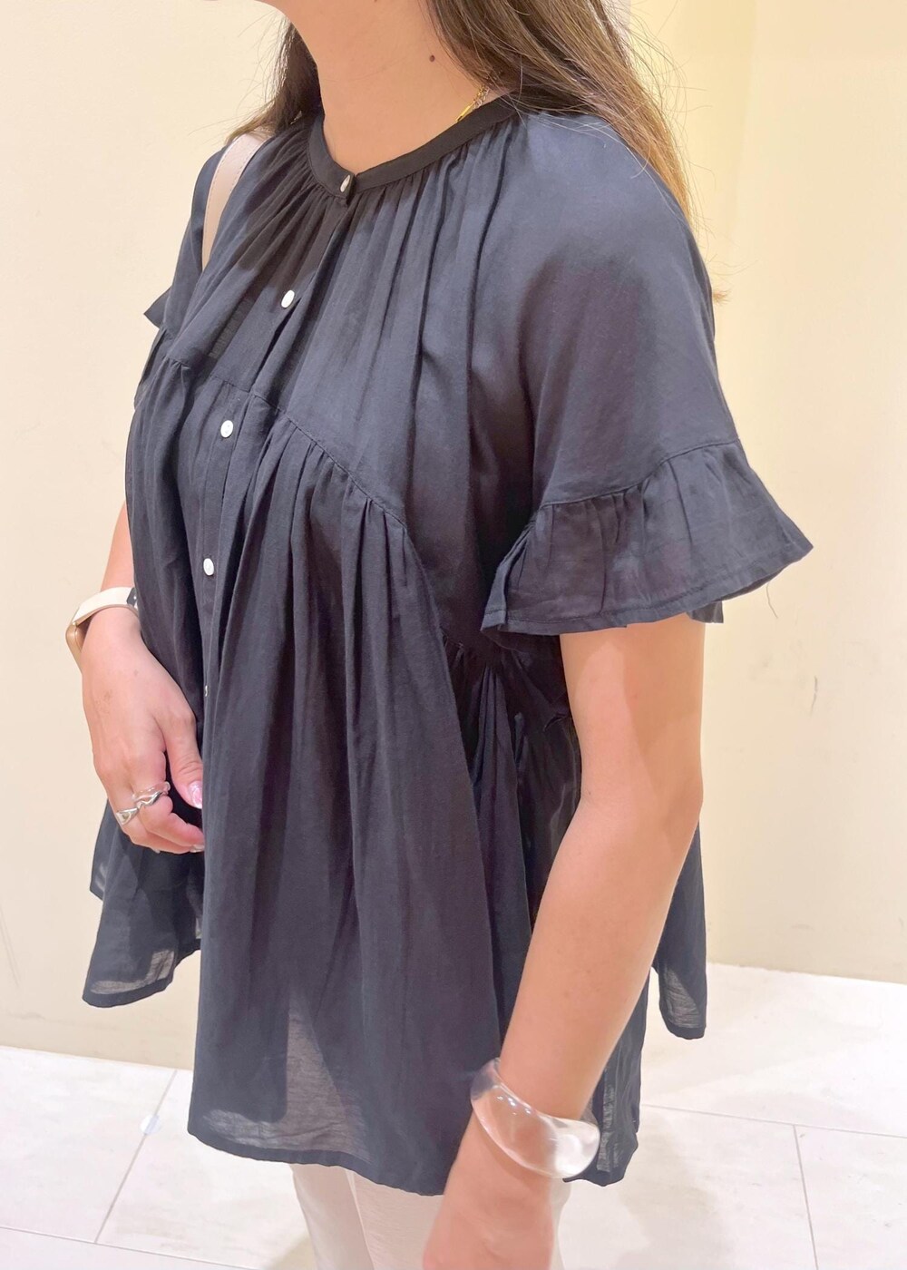 ブラック系のシャツ/ブラウス、グレー系のその他パンツ、ゴールド系のサンダルを着用したレディースの夏コーディネートの6枚目の写真