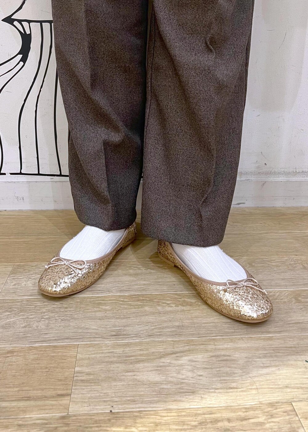 グレー系のTシャツ/カットソー、グレー系のワンピース、ブラウン系のその他パンツを着用したレディースの秋コーディネートの10枚目の写真