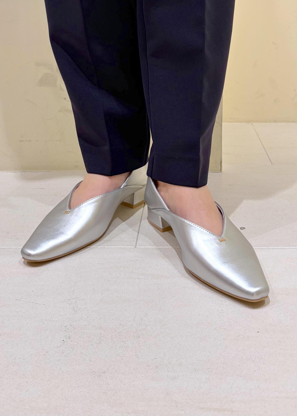 シルバー系のハンドバッグ、ブルー系のシャツ/ブラウス、ブルー系のその他パンツを着用したレディースの冬コーディネートの9枚目の写真