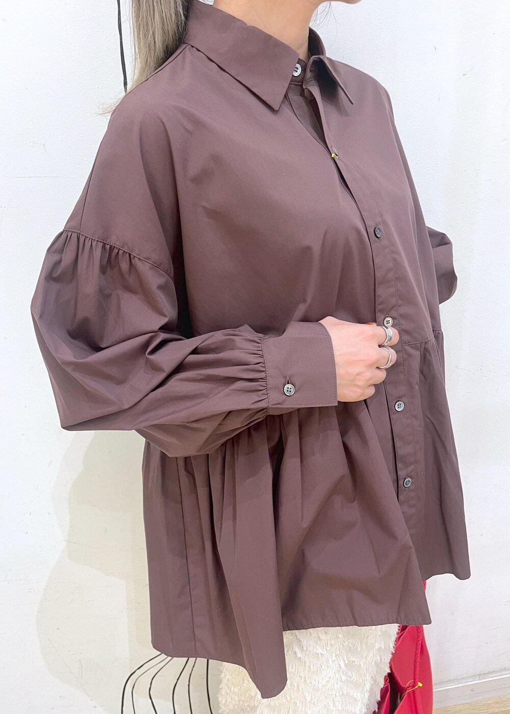 ブラウン系のシャツ/ブラウス、グレー系のパンプス、ベージュ系のその他パンツを着用したレディースの秋コーディネートの6枚目の写真