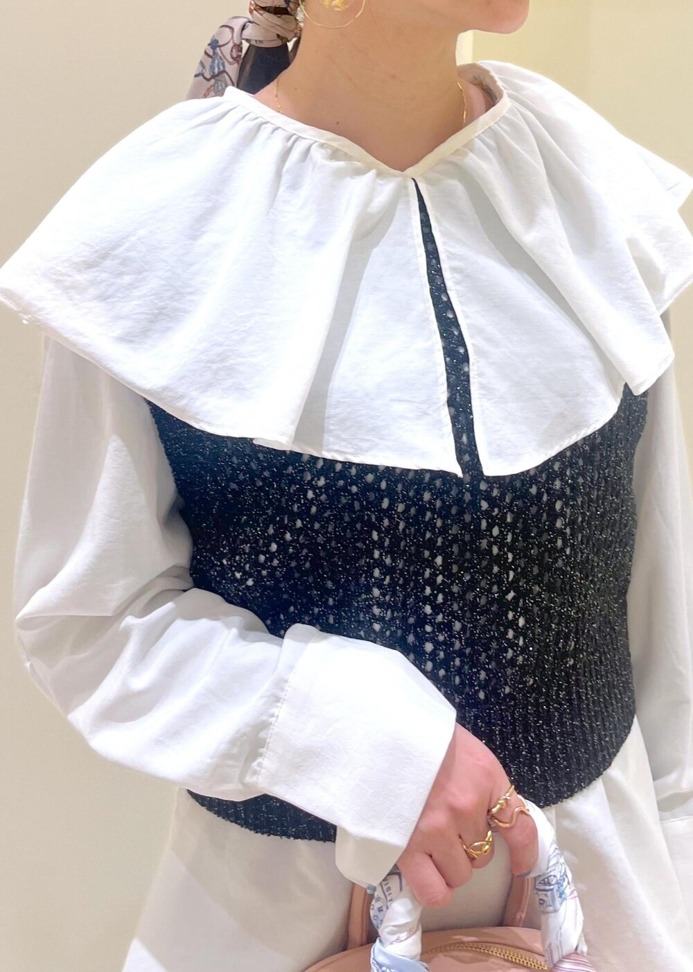 ブラック系のローファー、グレー系のスカート、ホワイト系のシャツ/ブラウスを着用したレディースの春コーディネートの5枚目の写真