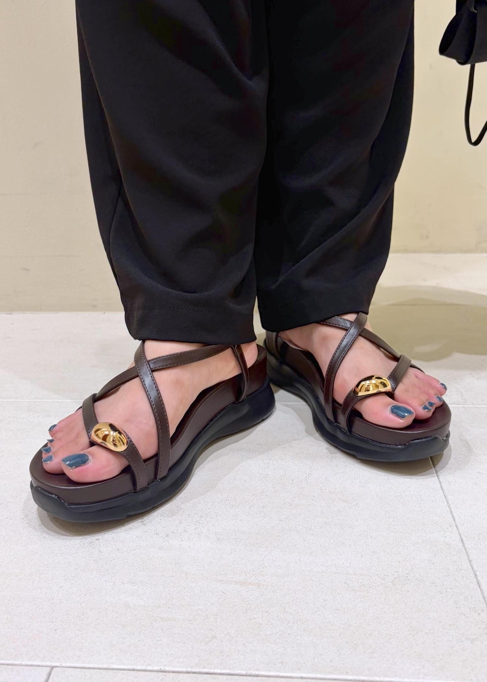 グレー系のパーカー、ブラック系のニット/セーター、ブラック系のその他パンツを着用したレディースの夏コーディネートの10枚目の写真