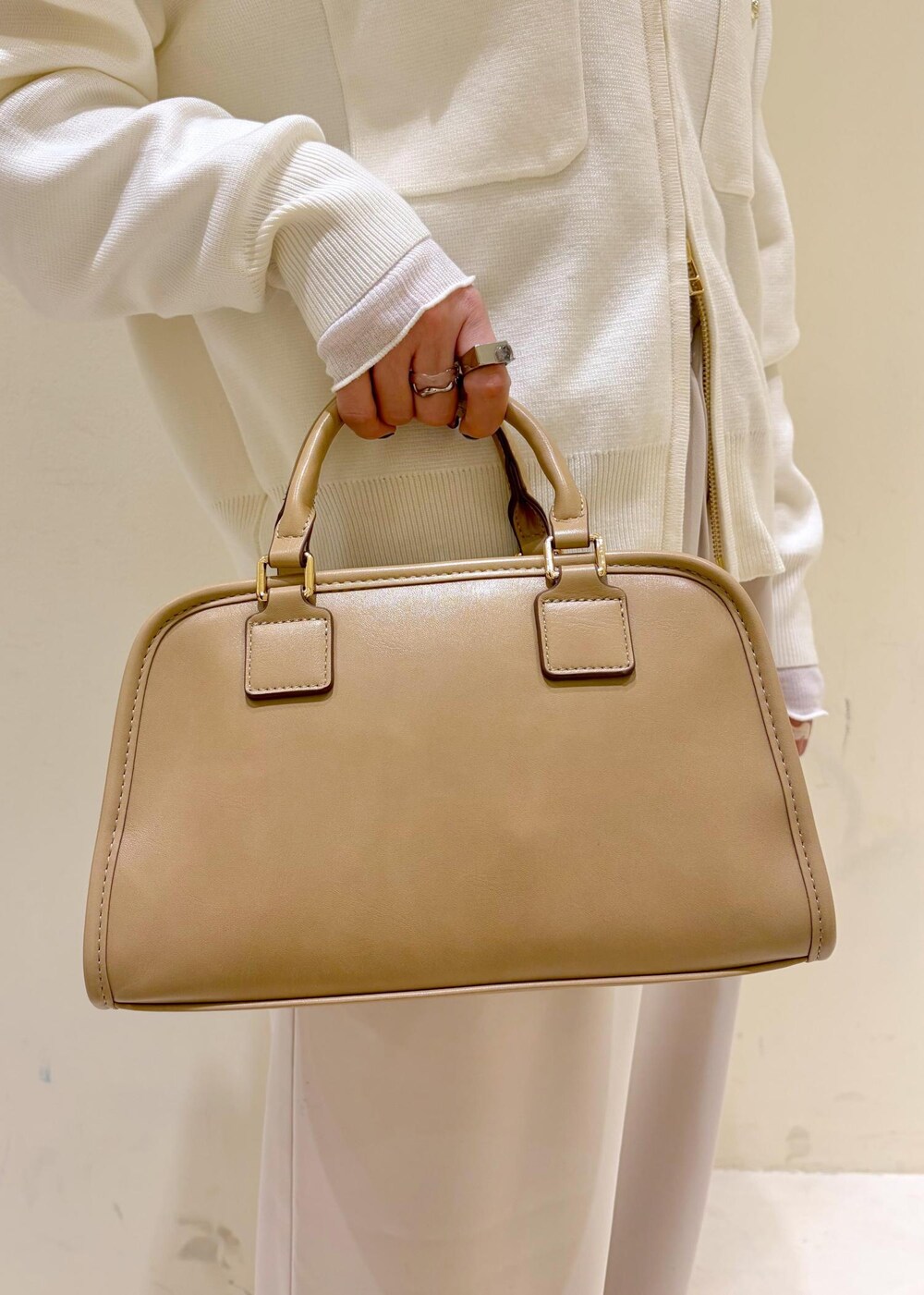 ホワイト系のTシャツ/カットソー、イエロー系のローファー、ベージュ系のボストンバッグを着用したレディースの冬コーディネートの9枚目の写真