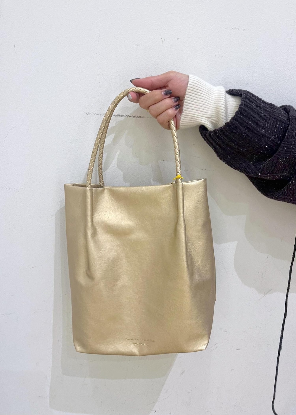 ホワイト系のニット/セーター、ブラック系のバレエシューズ、グリーン系のスカートを着用したレディースの冬コーディネートの8枚目の写真