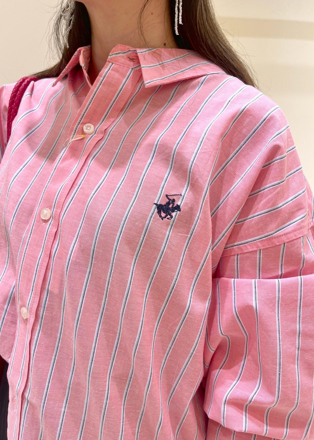 レッド系のトートバッグ、ブラック系のスカート、レッド系のシャツ/ブラウスを着用したレディースの春コーディネートの5枚目の写真