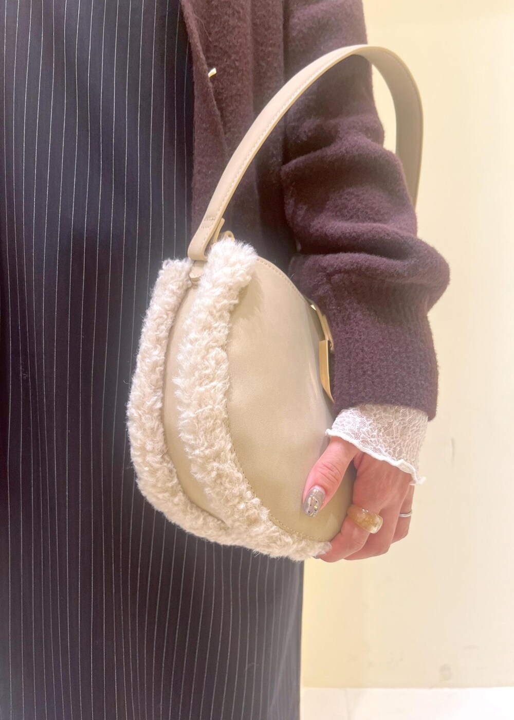 ブルー系のワンピース、ブラウン系のカーディガン/ボレロ、ホワイト系のTシャツ/カットソーを着用したレディースの秋コーディネートの9枚目の写真