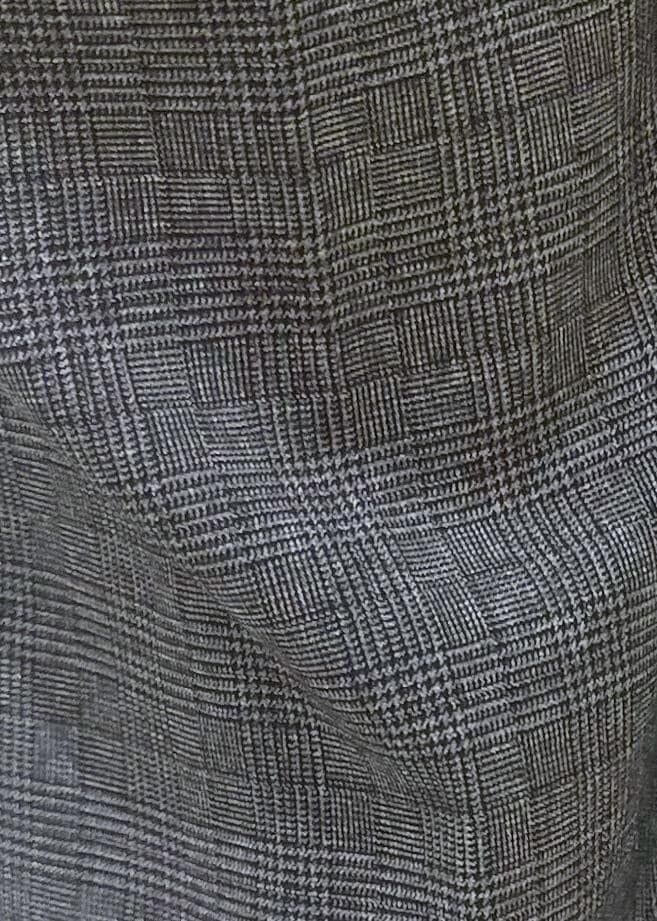 ブラウン系のベスト、ホワイト系のTシャツ/カットソー、グレー系のスラックスを着用したレディースの秋コーディネートの8枚目の写真