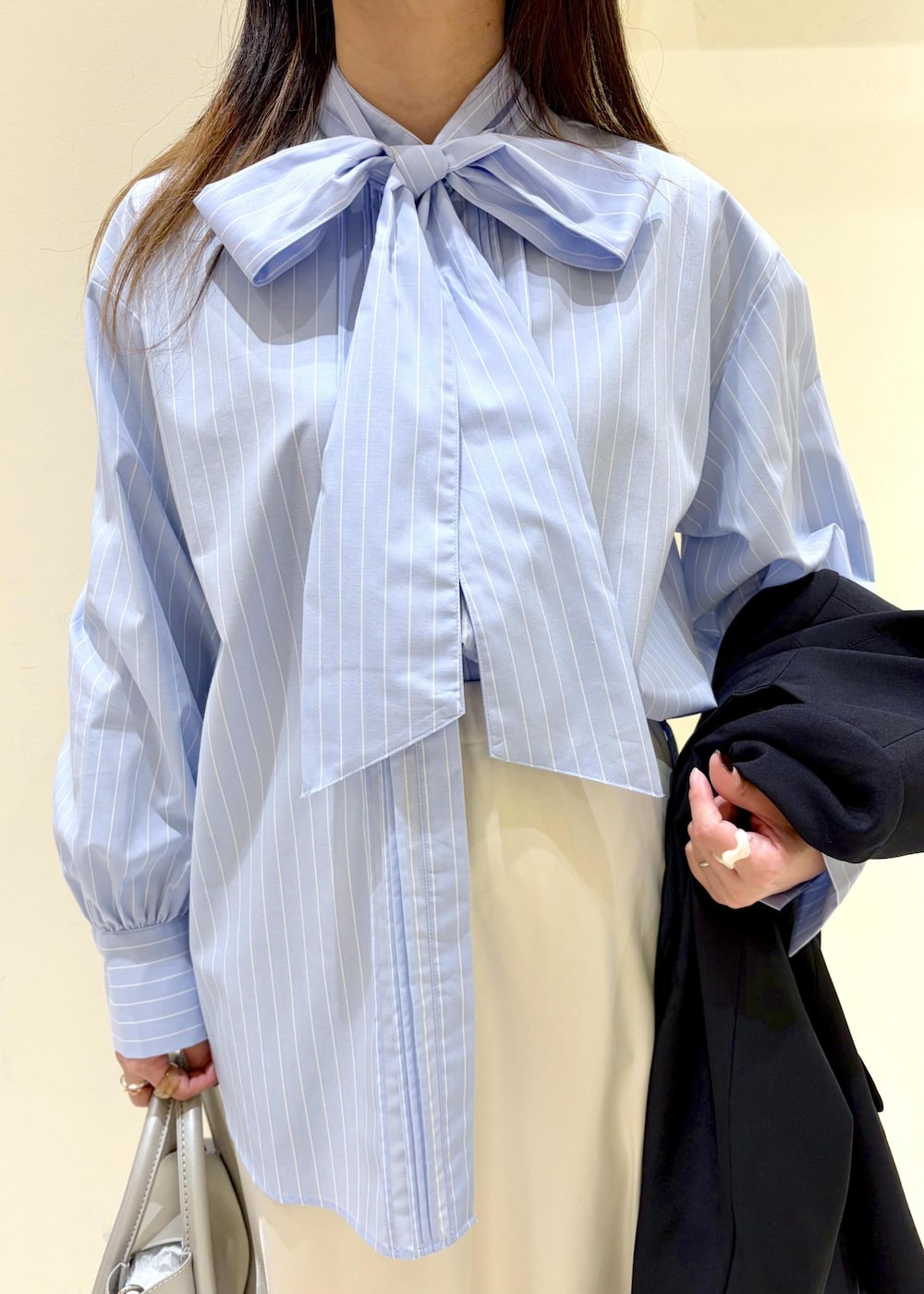 シルバー系のショルダーバッグ、ブルー系のテーラードジャケット、ブルー系のシャツ/ブラウスを着用したレディースの春コーディネートの5枚目の写真