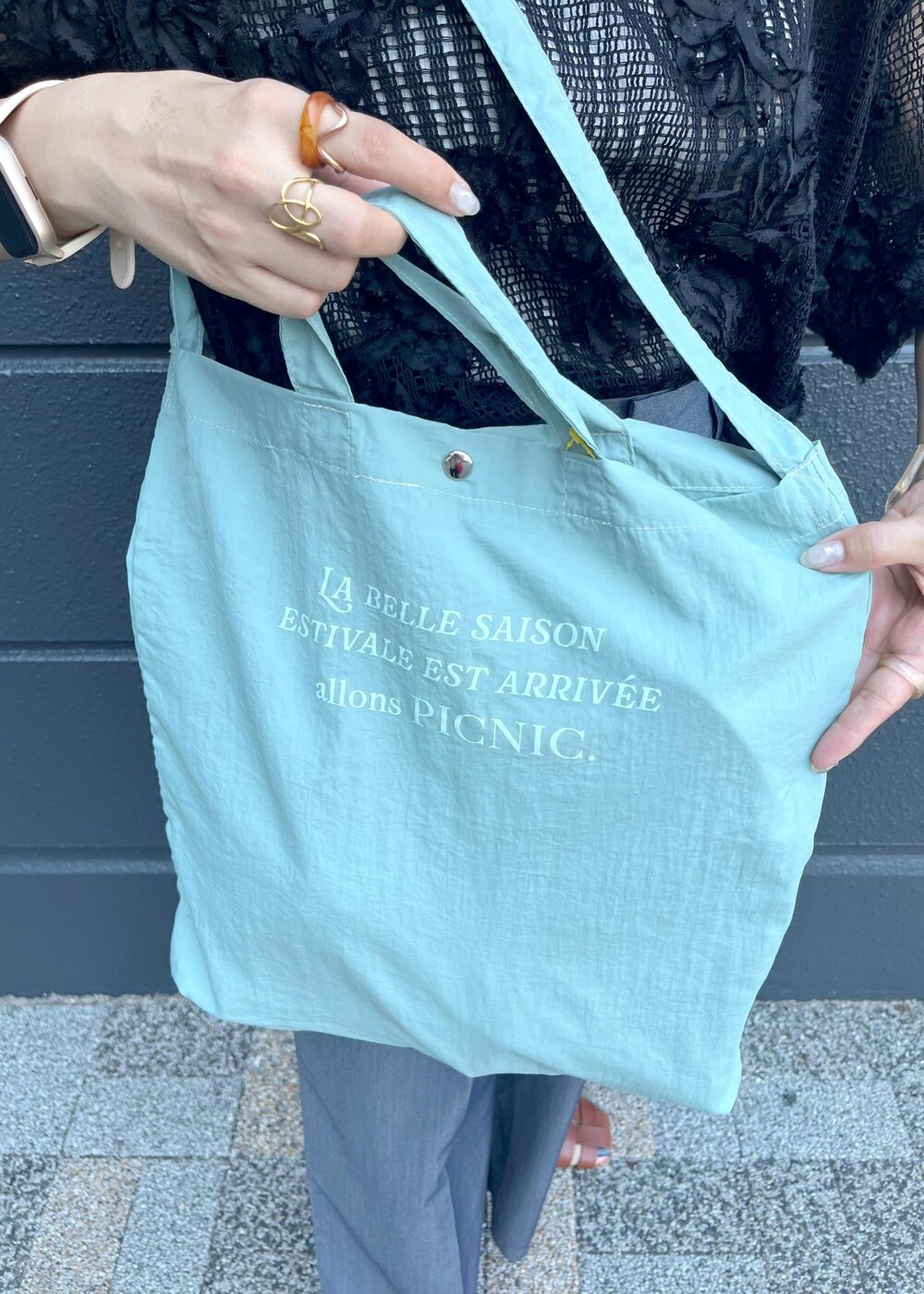 グレー系のタンクトップ、ブラック系のTシャツ/カットソー、ブルー系のその他パンツを着用したレディースの春コーディネートの8枚目の写真