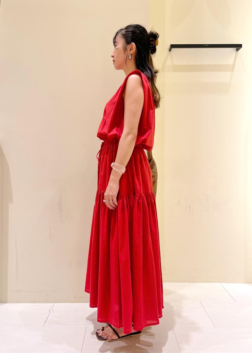 ブラウン系のサンダル、レッド系のワンピース、ブラウン系のトートバッグを着用したレディースの夏コーディネートの4枚目の写真