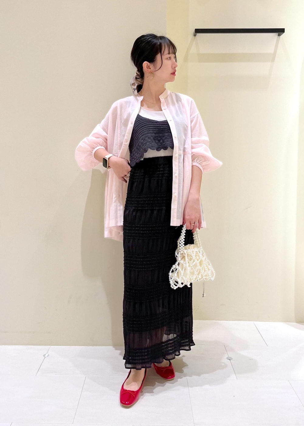 グレー系のタンクトップ、レッド系のバレエシューズ、ピンク系のシャツ/ブラウスを着用したレディースの春コーディネートの2枚目の写真