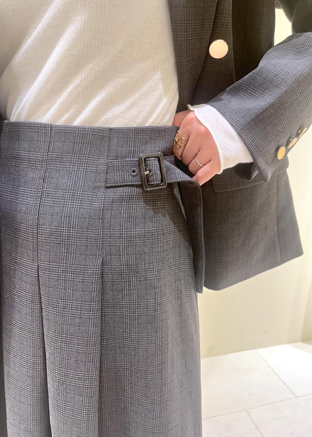 ブラック系のスカート、ブラック系のテーラードジャケット、ホワイト系のTシャツ/カットソーを着用したレディースの秋コーディネートの7枚目の写真