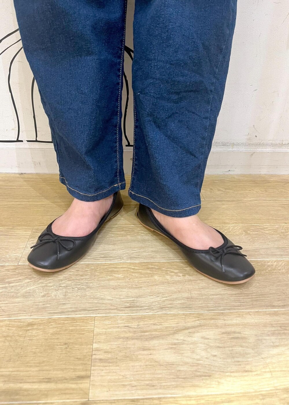 ブラック系のカーディガン/ボレロ、ブラック系のバレエシューズ、ベージュ系のハンドバッグを着用したレディースの秋コーディネートの10枚目の写真