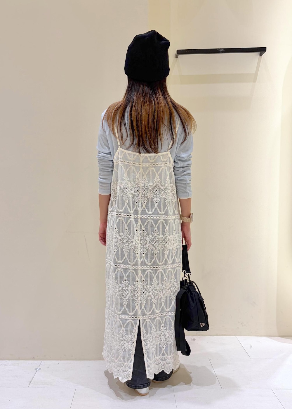 ブルー系のTシャツ/カットソー、ブラック系のデニムパンツ、ホワイト系のワンピースを着用したレディースの春コーディネートの3枚目の写真