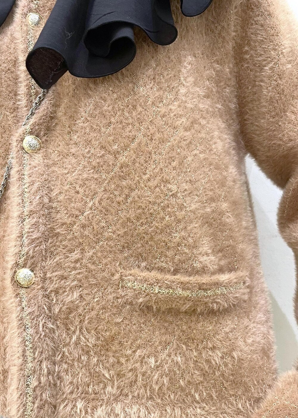 ブルー系のデニムパンツ、イエロー系のカーディガン/ボレロ、ホワイト系のショルダーバッグを着用したレディースの秋コーディネートの6枚目の写真