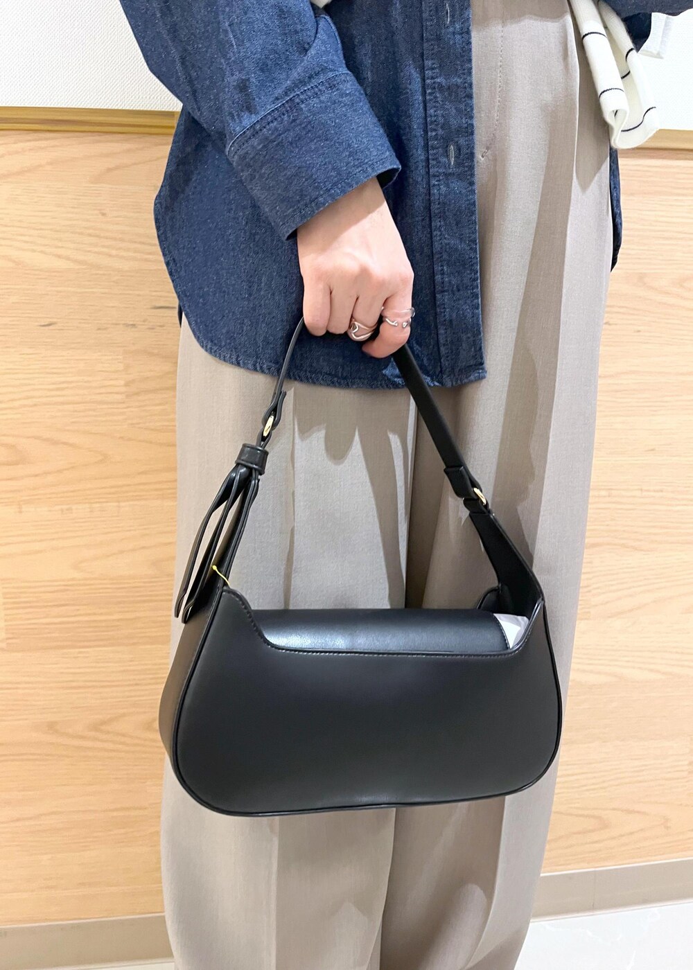 ブラック系のローファー、ブラック系のハンドバッグ、ブラック系のパンプスを着用したレディースの冬コーディネートの9枚目の写真