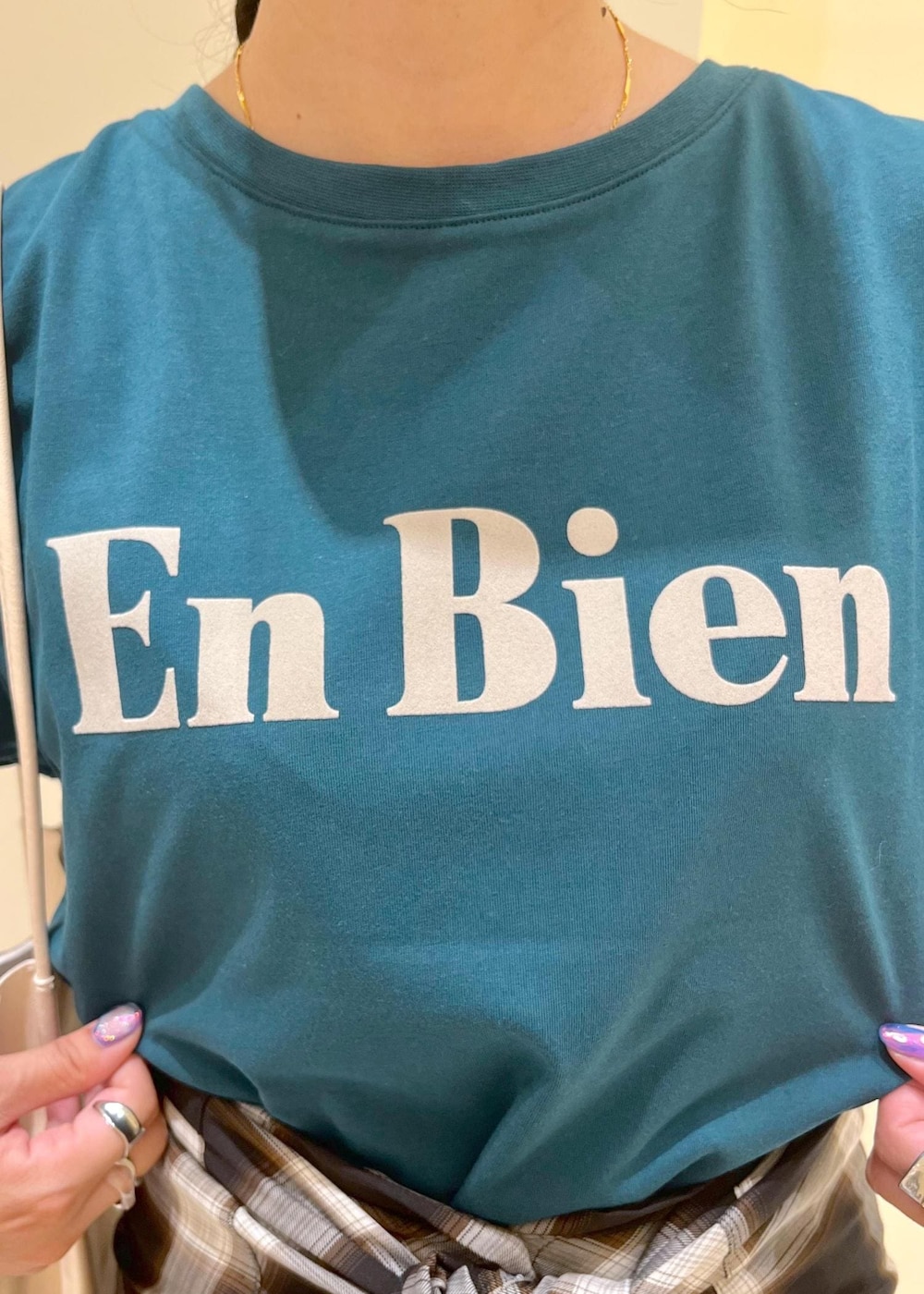 ホワイト系のトートバッグ、ホワイト系のサンダル、ブラック系のワンピースを着用したレディースの夏コーディネートの7枚目の写真