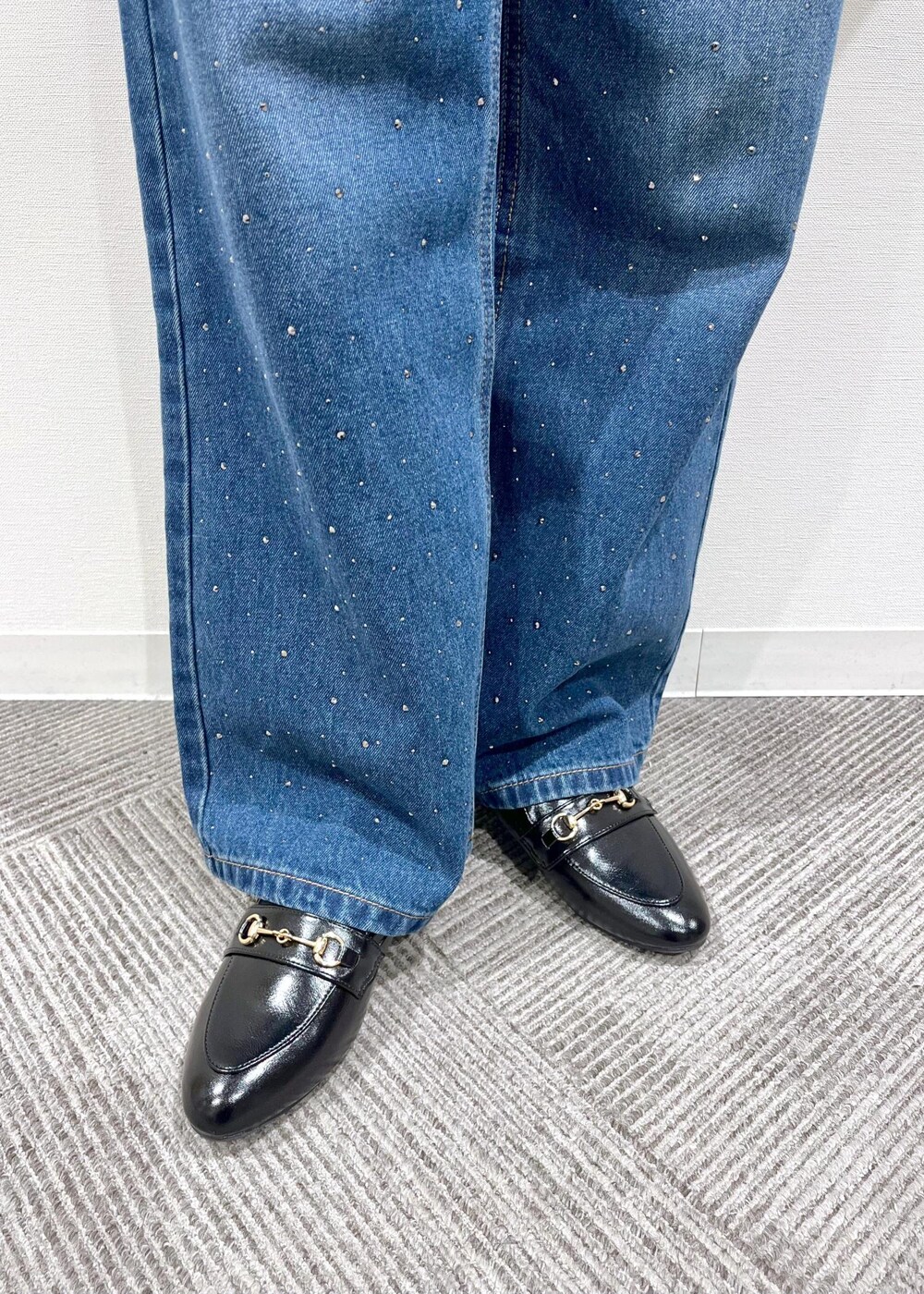 ブラック系のTシャツ/カットソー、ブラック系のローファー、ホワイト系のトートバッグを着用したレディースの冬コーディネートの9枚目の写真