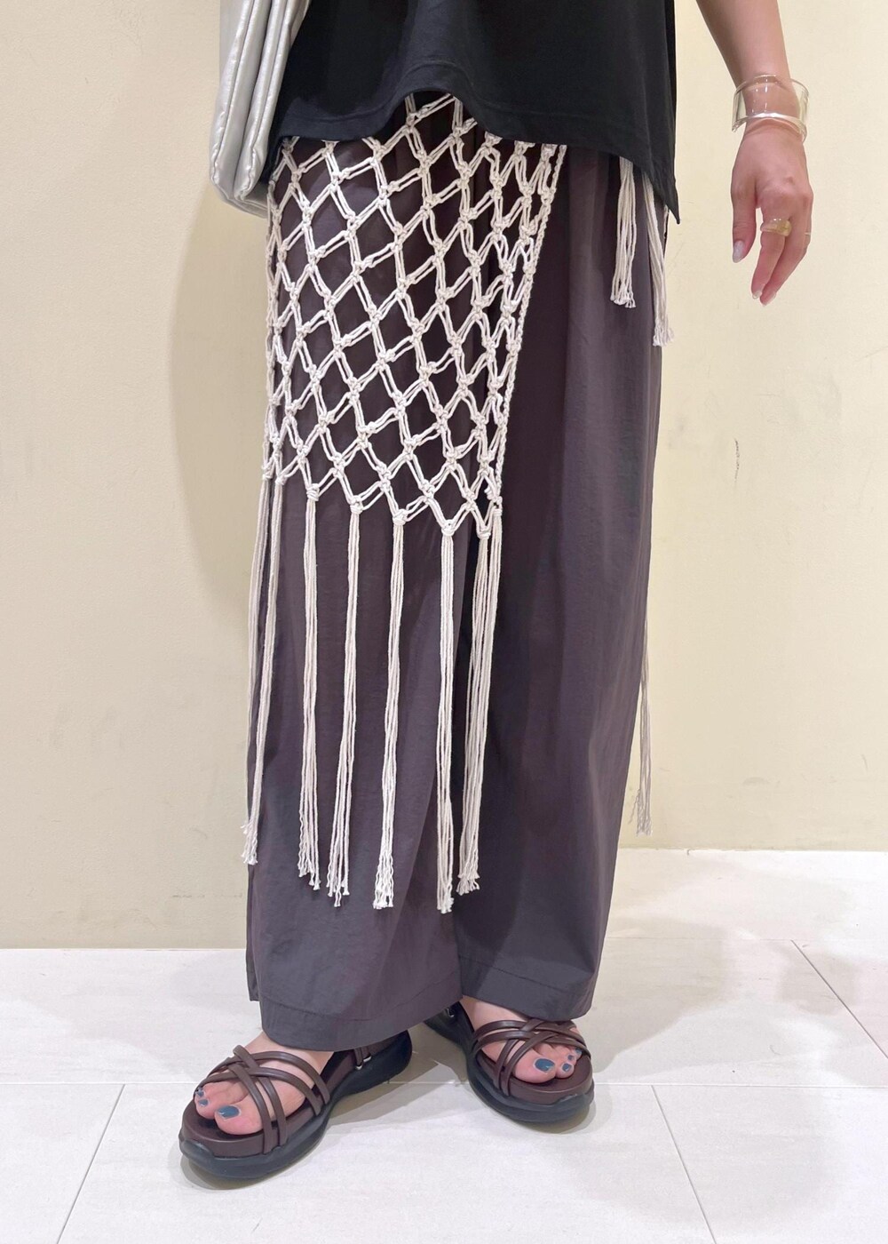 ホワイト系のスカート、ブラック系のTシャツ/カットソー、グレー系のその他パンツを着用したレディースの夏コーディネートの8枚目の写真