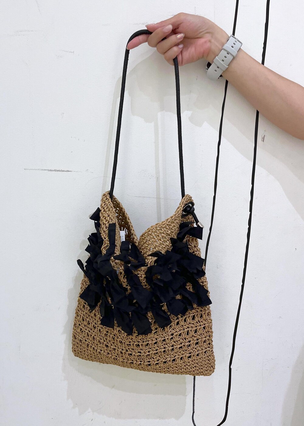 ホワイト系のサンダル、ブラック系のトートバッグ、グレー系のスウェットを着用したレディースの夏コーディネートの9枚目の写真