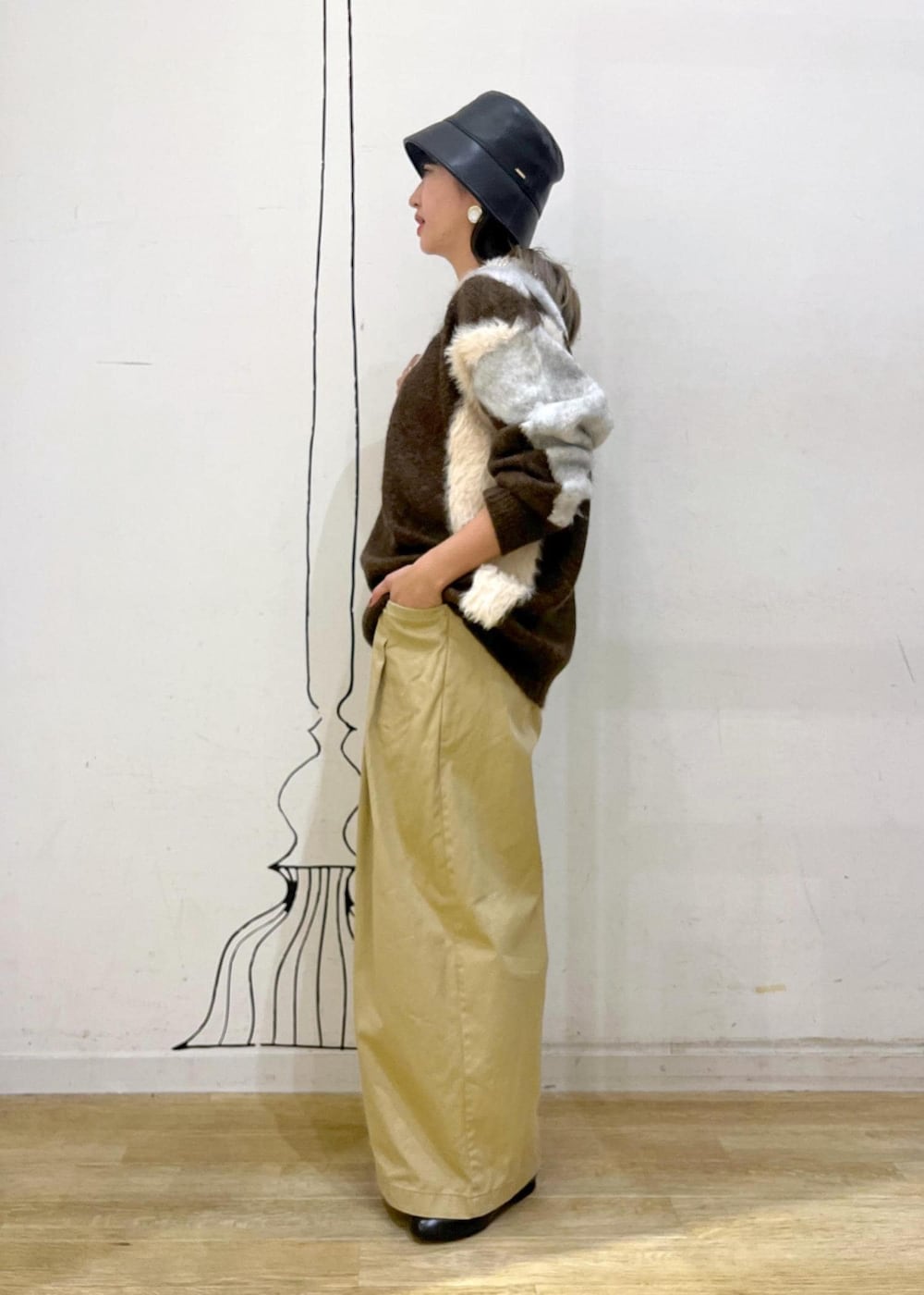 イエロー系のその他パンツ、ブラック系のショルダーバッグ、ブラウン系のニット/セーターを着用したレディースの秋コーディネートの3枚目の写真