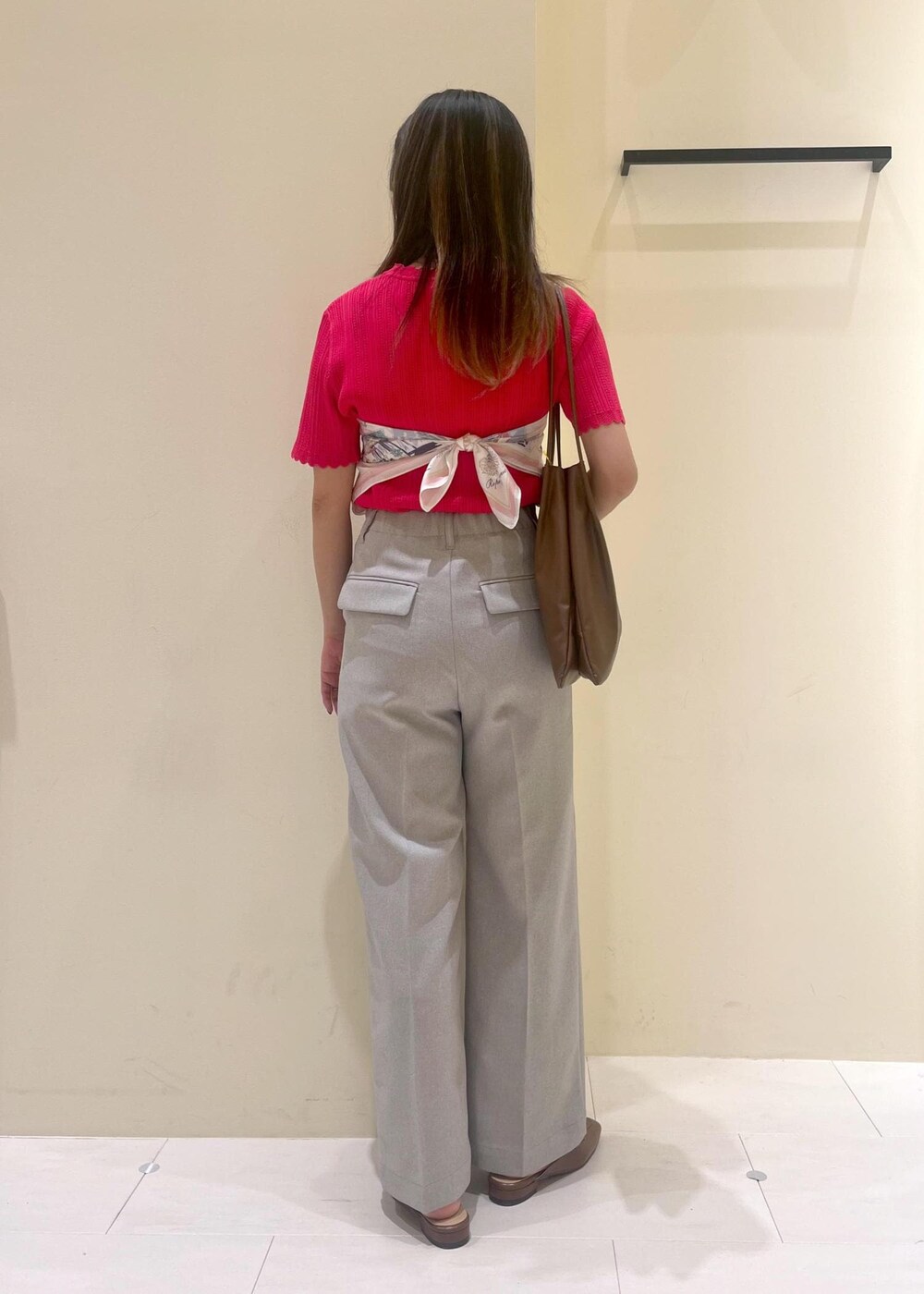 グレー系のその他パンツ、ブラウン系のトートバッグ、イエロー系のローファーを着用したレディースの春コーディネートの4枚目の写真
