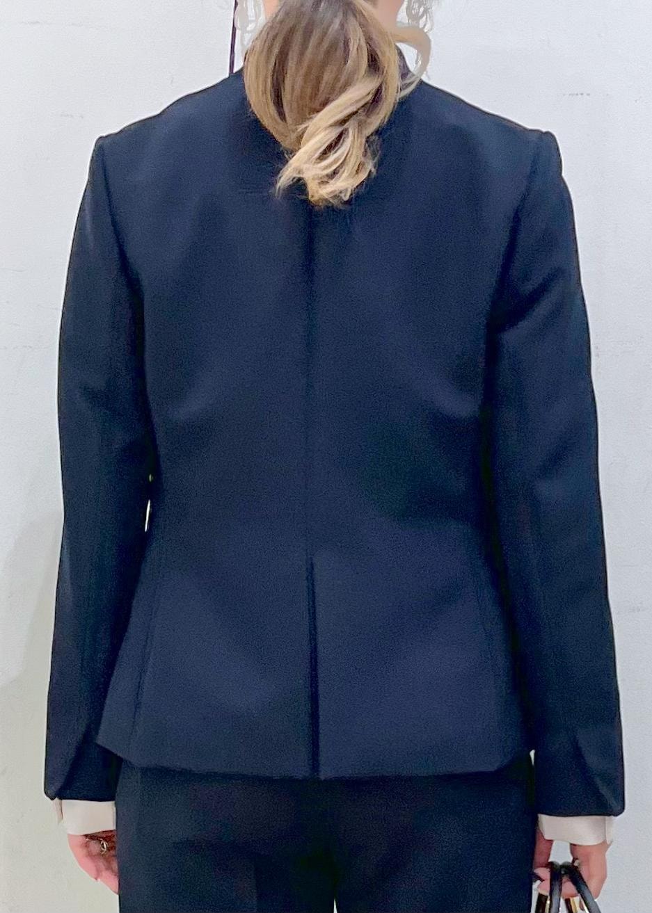 ブラック系のショルダーバッグ、ブラック系のローファー、ピンク系のシャツ/ブラウスを着用したレディースの冬コーディネートの5枚目の写真