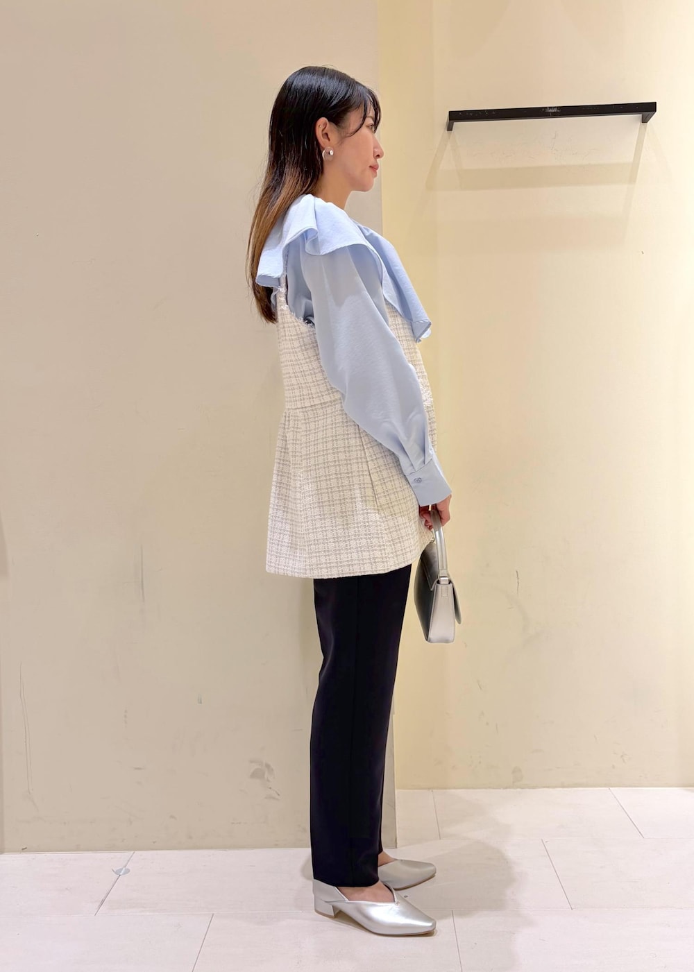 シルバー系のハンドバッグ、ブルー系のシャツ/ブラウス、ブルー系のその他パンツを着用したレディースの冬コーディネートの2枚目の写真