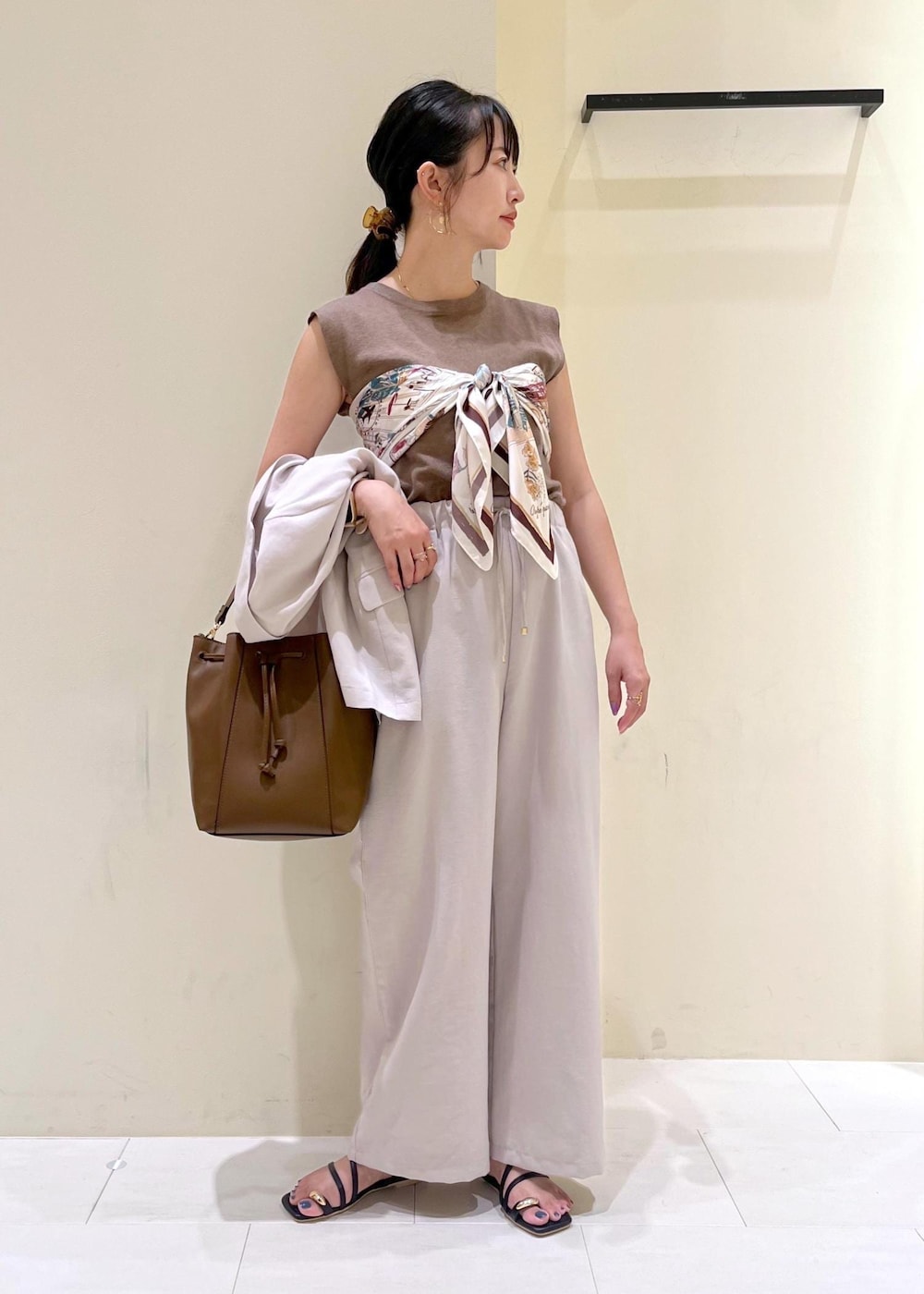 その他のニット/セーター、ベージュ系のその他パンツ、ベージュ系のテーラードジャケットを着用したレディースの夏コーディネートの2枚目の写真