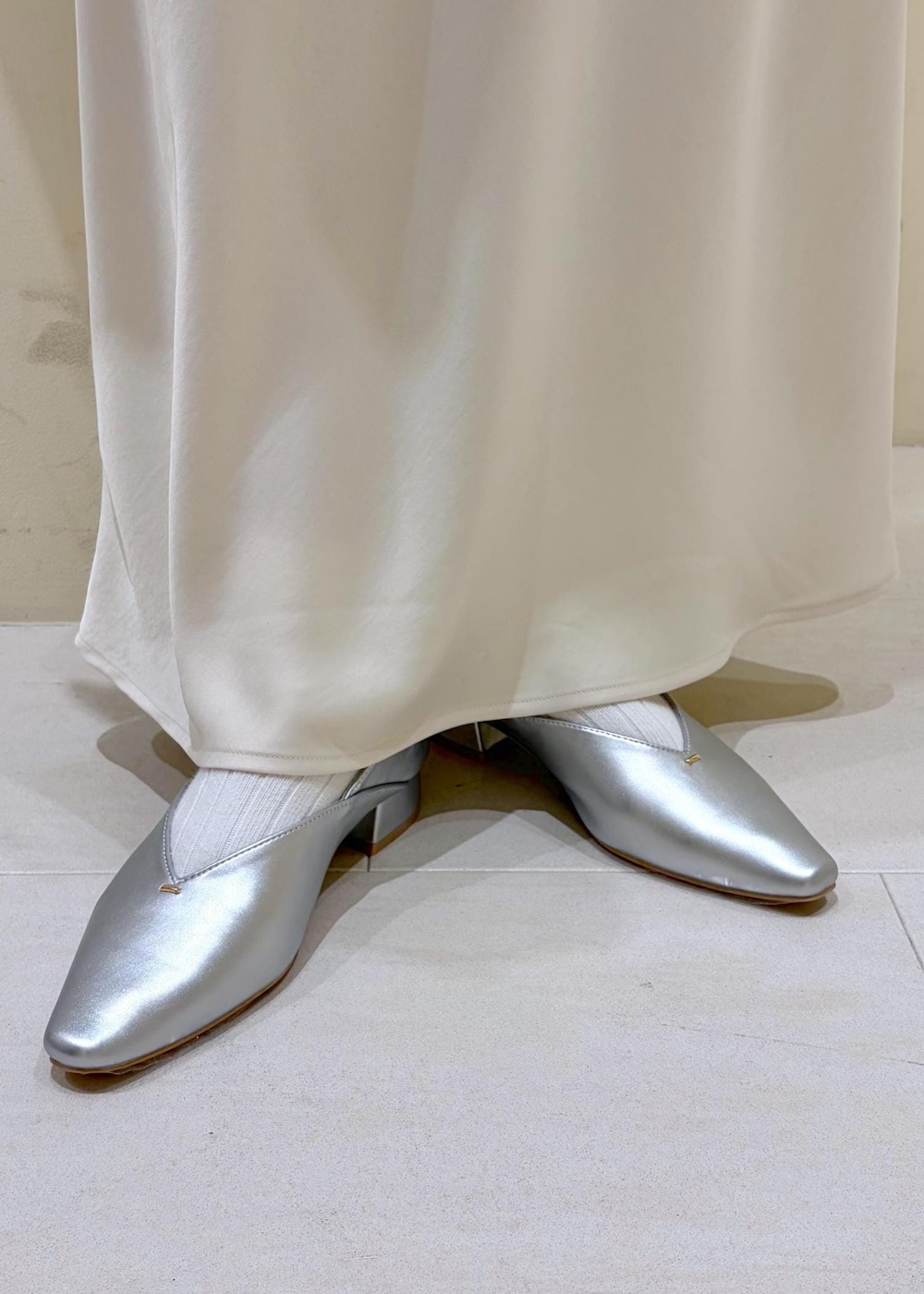 シルバー系のショルダーバッグ、ブルー系のテーラードジャケット、ブルー系のシャツ/ブラウスを着用したレディースの春コーディネートの8枚目の写真