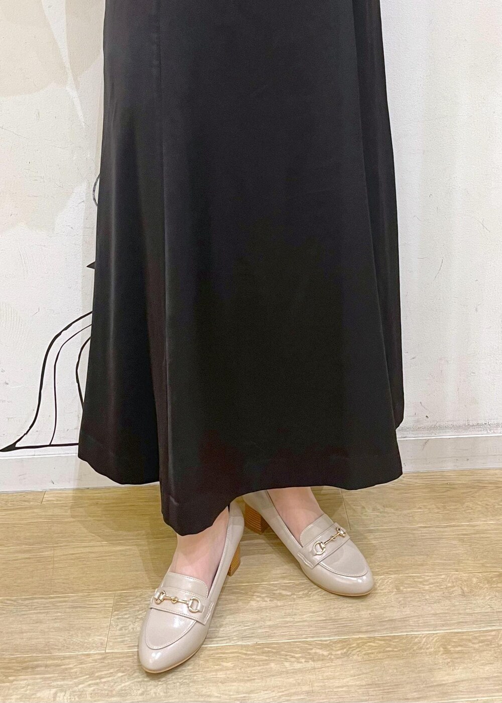 ベージュ系のローファー、ホワイト系のショルダーバッグ、ブラック系のドレスを着用したレディースの冬コーディネートの9枚目の写真