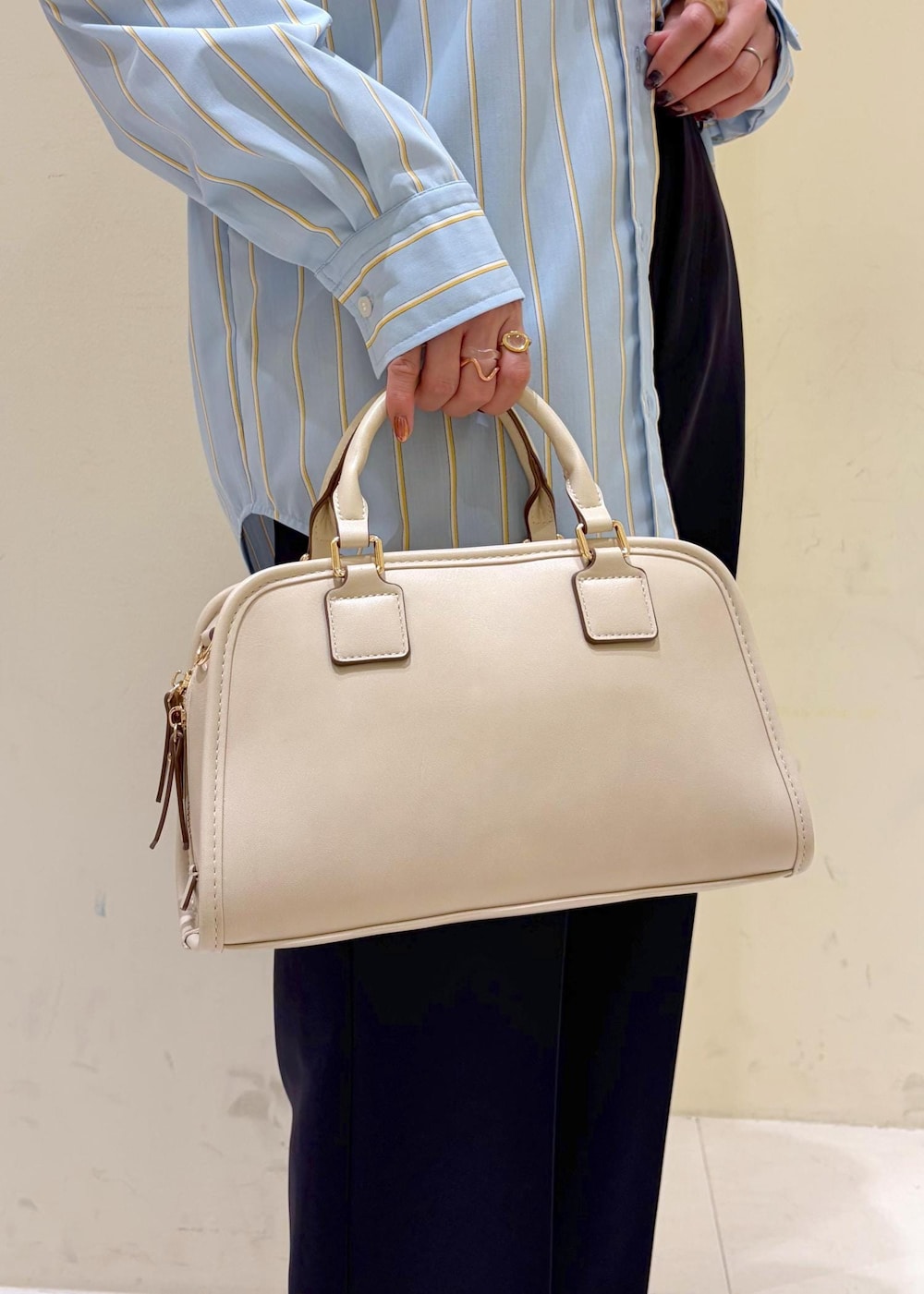 イエロー系のローファー、ホワイト系のボストンバッグ、ブルー系のその他パンツを着用したレディースの春コーディネートの7枚目の写真