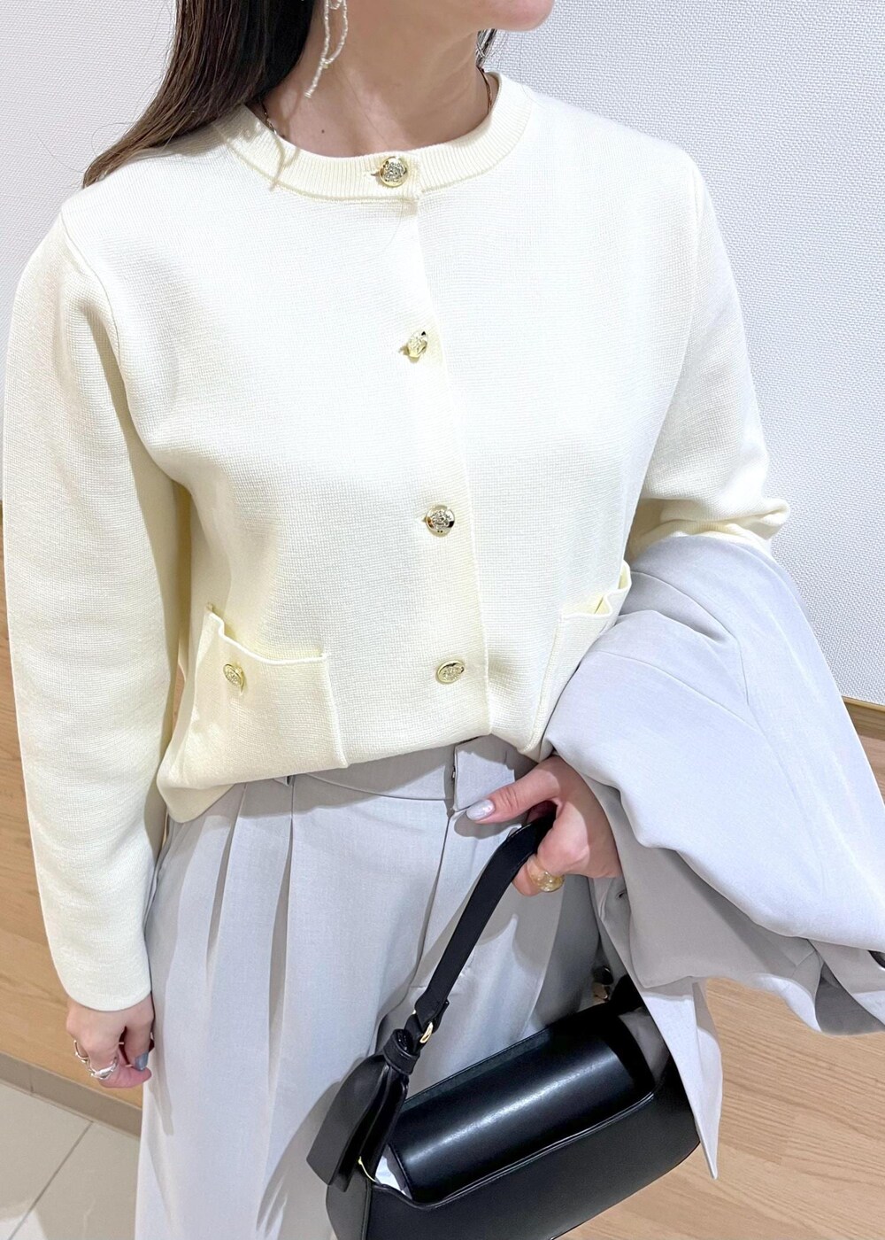 ブラック系のローファー、ホワイト系のカーディガン/ボレロ、グレー系のその他パンツを着用したレディースの冬コーディネートの5枚目の写真