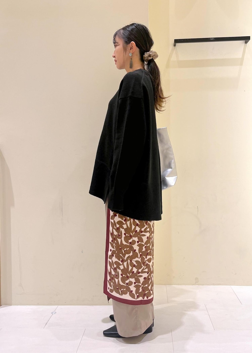 シルバー系のトートバッグ、シルバー系のトートバッグ、ベージュ系のその他パンツを着用したレディースの秋コーディネートの5枚目の写真