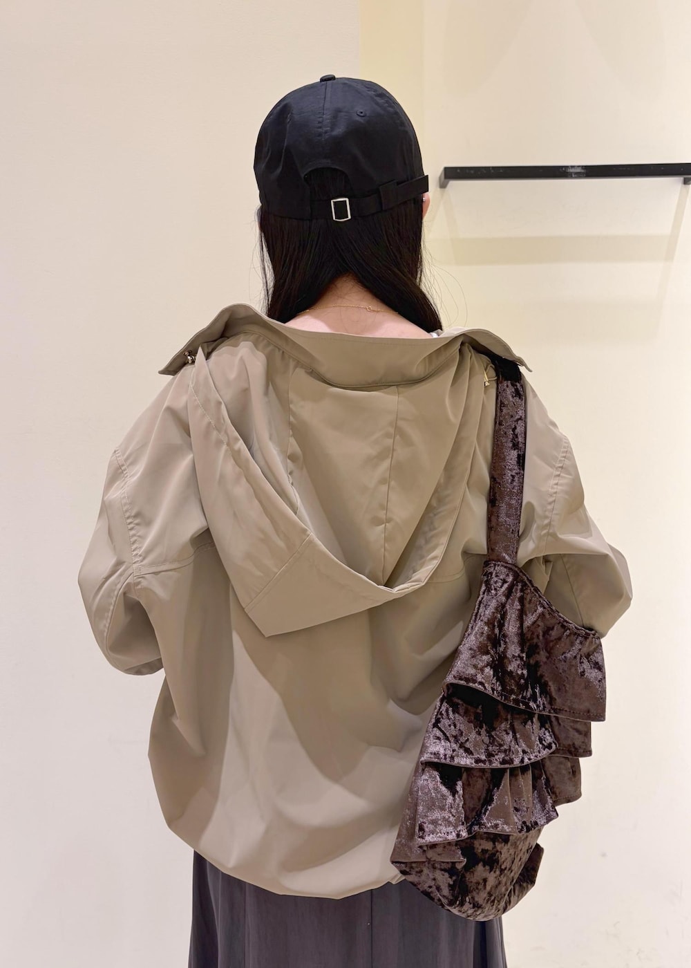 ベージュ系のブルゾン、ブラウン系のトートバッグ、グレー系のスカートを着用したレディースの秋コーディネートの8枚目の写真