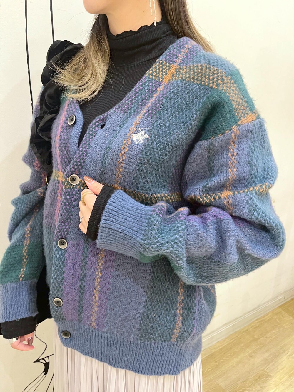 ブラック系のTシャツ/カットソー、ブルー系のカーディガン/ボレロ、グレー系のスカートを着用したレディースの秋コーディネートの4枚目の写真